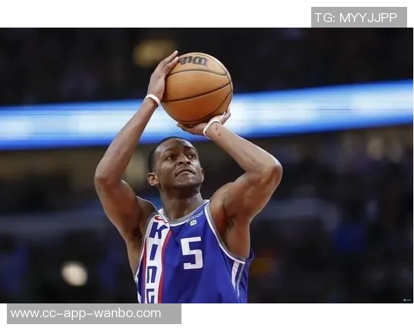 福克斯表现不佳8投4中仅得12分2篮板7助攻罚球命中率低失误频繁